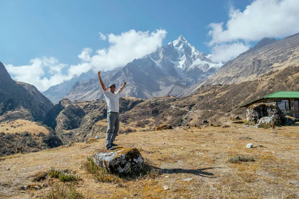 Mochileiro desfrutando da vista no caminho para machu picchu na caminhada Salkantay — Fotografia de Stock