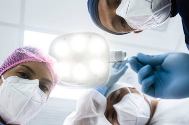 Covid-19 Coronavirus 'la savaşmak için koruyucu kıyafetli bir doktor. .