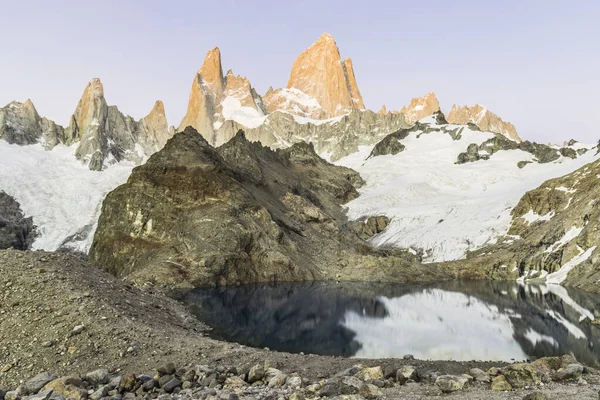 Belas montanhas nevadas em El Chalten - Argentina. — Fotografia de Stock