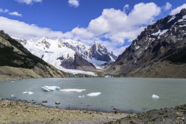 El Chalten 'deki güzel karlı dağlar - Arjantin.