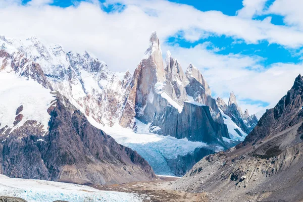 Belas montanhas nevadas em El Chalten - Argentina. — Fotografia de Stock