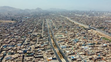 San Martin de Porres bölgesinin ve Lima 'nın kuzeyindeki Rimac nehrinin havadan görünüşü