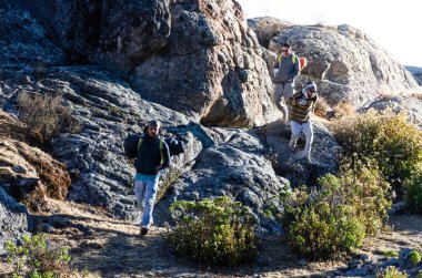 Peru 'daki Marcahuasi dağlarında yürüyüş yapan genç arkadaşlar. Doğada yürüyen bir grup yürüyüşçü..