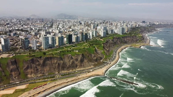 Vista aérea de la ciudad de Lima desde Miraflores por la tarde. — Foto de Stock