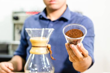 Kahve yapan profesyonel baristanın portresi..