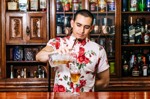 Pro barman preparar bebida coquetel e representando a vida noturna e festa conceito de evento. — Fotografia de Stock