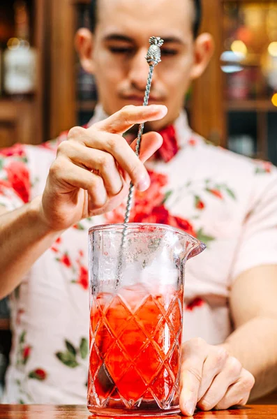 Pro barman preparar bebida coquetel e representando a vida noturna e festa conceito de evento. — Fotografia de Stock