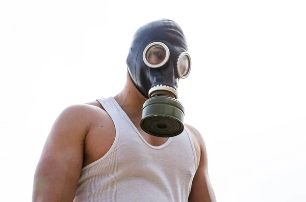 Muskularny mężczyzna w masce gazowej. — Zdjęcie stockowe