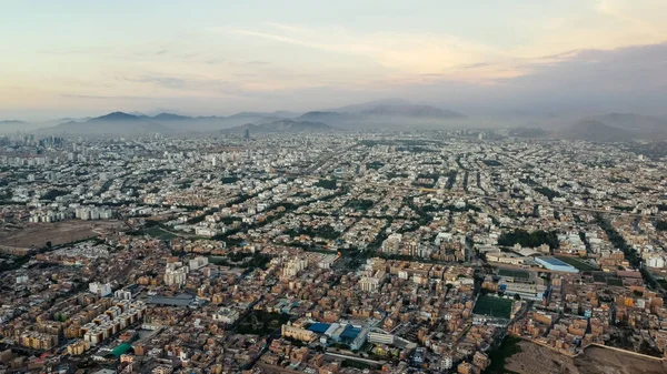 Vista aérea de la ciudad de Lima con los distritos de Surco, San Borja y Villa María del triunfo en el fondo con las montañas. — Foto de Stock