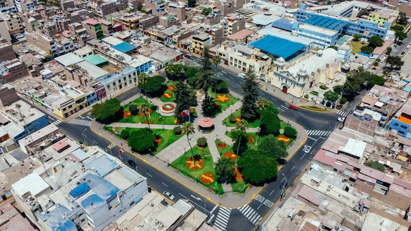 Luchtfoto van het centrale plein van Santiago de Surco, gelegen in het departement Lima - Peru. — Stockfoto