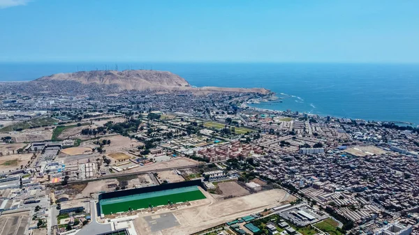 Vista aérea do distrito de Chorrillos e das costas de Lima, no fundo uma montanha chamada Morro Solar é observada. — Fotografia de Stock