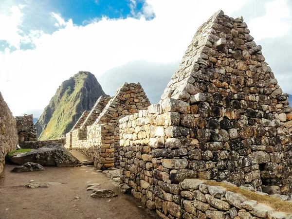 Machu Picchu: antik İnka şehri, modern Peru 'nun bir dağın tepesinde yer alır.. — Stok fotoğraf