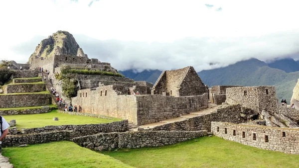 Machu Picchu: antik İnka şehri, modern Peru 'nun bir dağın tepesinde yer alır.. — Stok fotoğraf