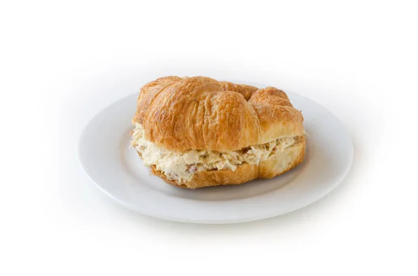 Tavuklu taze kruvasan, beyaz arka planda izole edilmiş..