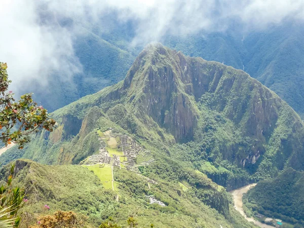 Machu Picchu: la antigua ciudad Inca, ubicada en el territorio del Perú moderno en la cima de una montaña. —  Fotos de Stock