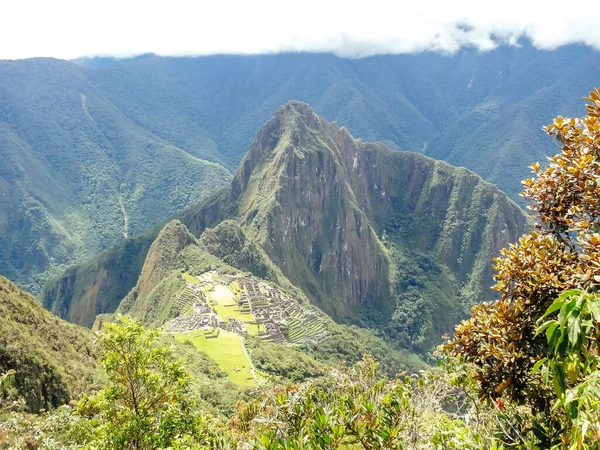 Machu Picchu: antik İnka şehri, modern Peru 'nun bir dağın tepesinde yer alır.. — Stok fotoğraf