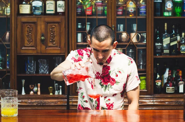 Pro barman preparar bebida coquetel e representando a vida noturna e festa conceito de evento. — Fotografia de Stock