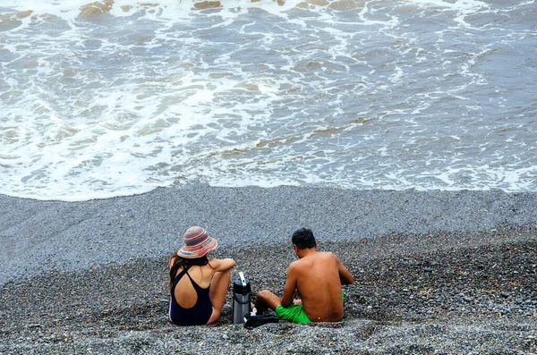 Fürdők a strandon élvezik a nyarat. — Stock Fotó