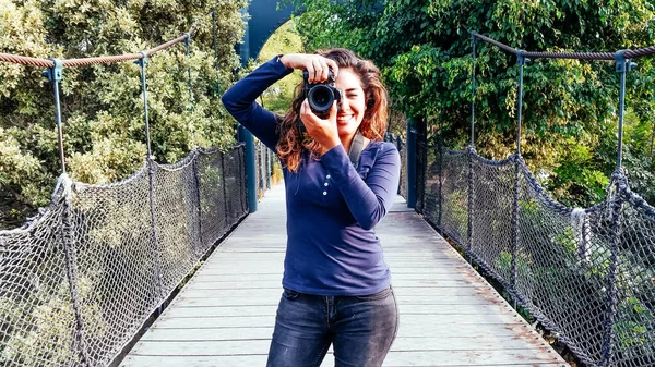 Güzel bir kadın, parkta DSLR kamerası olan profesyonel bir fotoğrafçı.. — Stok fotoğraf