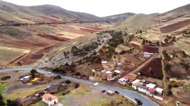 And dağlarının uçsuz bucaksız ve pitoresk dağlarında yuva yapmış sakin bir Peru köyünün havadan görünüşü