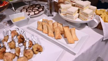 Kurumsal, noel, doğum günü, parti ya da düğün kutlamalarında farklı atıştırmalıklar ve aperatiflerle güzel servis edilen ziyafet masası. Yemek servisi dekorasyonu.