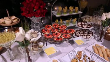 Kurumsal, noel, doğum günü, parti ya da düğün kutlamalarında farklı atıştırmalıklar ve aperatiflerle güzel servis edilen ziyafet masası. Yemek servisi dekorasyonu.