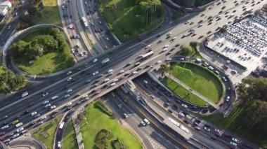 Javier Prado caddelerinin panoramik manzarası Lima, Peru 'da Via Expresa ile.