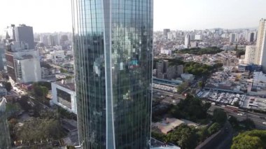 İnsansız hava aracı hareketli şehirde cam gökdelenleri yakalıyor, kentsel gelişim ve mimariyi gözler önüne seriyor