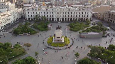 San Martin Meydanı 'nın anıtlı havadan görünüşü. Turistler ve insanlar, Lima 'nın tarihi başkenti Peru' daki Plaza San Martin 'de bir araya geldiler.