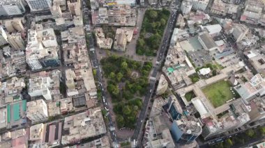 İnsansız hava aracı yeşil bir parkın yanındaki kalabalık bir şehir geçidini yakalıyor.