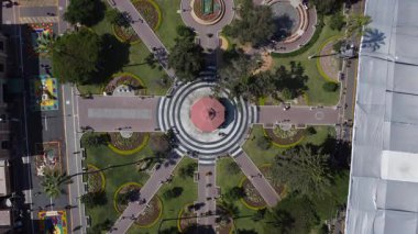 Paskalya kutlamaları için parkta sergilenen canlı çiçeklerle dolu tepeden tırnağa bir çekim.