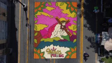 Dini bir paskalya sahnesini tasvir eden renkli bir çiçek halısının havadan görünüşü