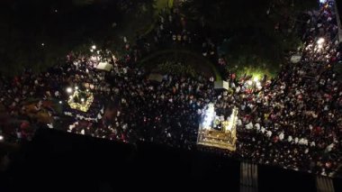 Paskalya kutlamalarında aydınlanmış şamandıralarla kalabalığın insansız hava aracı tarafından ele geçirilmesi