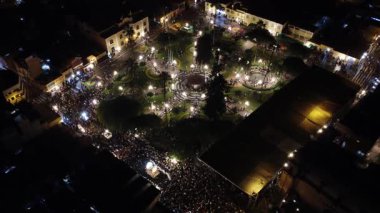 Kalabalık bir Paskalya Festivali 'nin gece yarısı çekimleri.