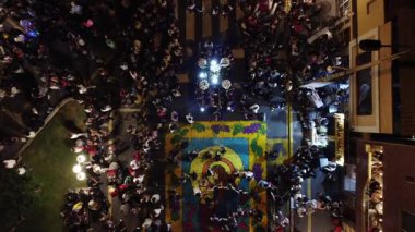 Süslü süslemelerle dini bir Paskalya alayını çekerken tepeden aşağı gece çekimleri.