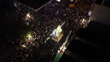 İHA, açık hava Paskalya kutlamalarında büyük bir kalabalığı yakalıyor.