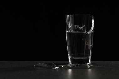 Kırık bir bardak su içinden su fışkırıyor. Hayattaki ve toplumdaki sorunlar kavramı