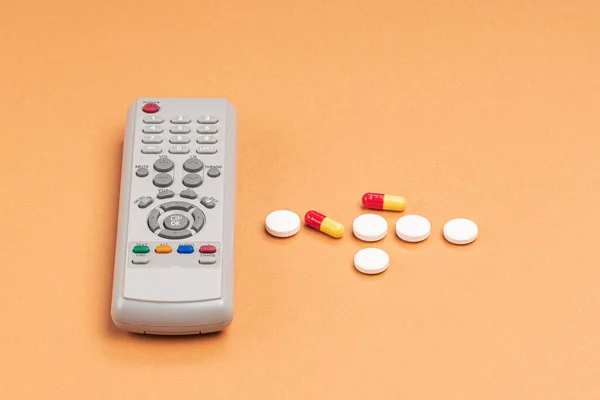 Télécommande Comprimés Sur Fond Orange Prendre Des Pilules Pendant Maladie — Photo