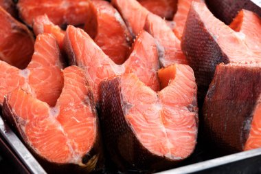 Satılık soğuk füme kırmızı balık. Panayırda balık satışı