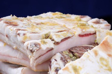 Piyasada tuzlanmış domuz yağı satılır. Taze tuzlanmış domuz yağı ve et.