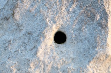 Düşen damlalarla yapılmış bir taşta bir delik. Taşın içindeki doğal depresyon