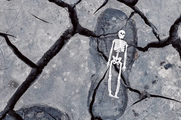 Una Huella Zapato Suelo Agrietado Que Contiene Esqueleto Humano Muerte —  Fotos de Stock
