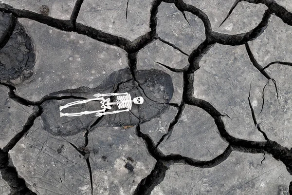 Uma Pegada Humana Lama Esqueleto Nela Torno Terra Danificada Rachaduras — Fotografia de Stock