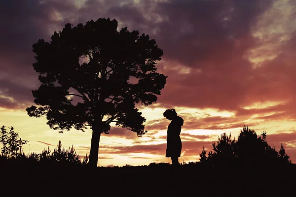 Silhuett Kvinna Som Står Vid Ett Träd Utomhus Mot Solnedgång — Stockfoto