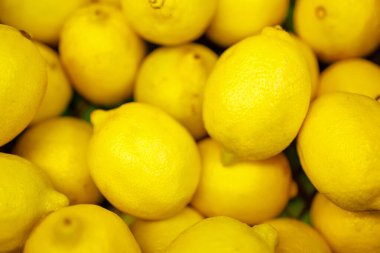 Bir uçakta üst üste yığılmış bir sürü limon. Dükkanda limon