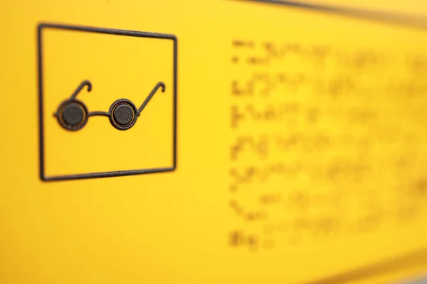Blindenzeichen Auf Gelbem Hintergrund Brailleschrift Zum Lesen Von Nichtsehenden Schild — Stockfoto