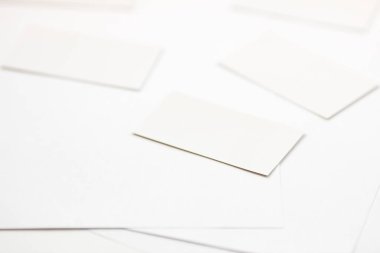 beyaz kartvizitler ve beyaz kağıtlar, beyaz üzerine beyaz yazıtsız perspektif, bulanık odak