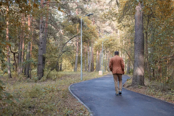 Homme Marchant Sur Sentier Asphalté Dans Parc Forestier Laissant Loin — Photo