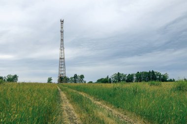 Bulutlu gökyüzü ve baz istasyonunun bulunduğu alan. 5. nesil iletişim problemi