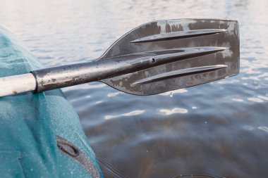 Plastik kürek, şişme bir teknede yaz günü. Suyun üzerinde aktif eğlence